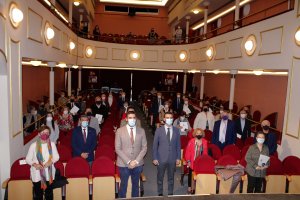 El alcalde y concejales con los homenajeados, en el Teatro Apolo.