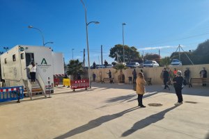 Explanada del pabellón de Pechina donde se han realizado cribados.