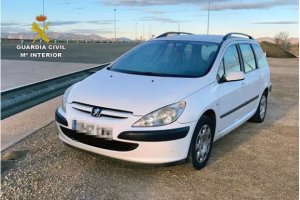 Imagen del turismo interceptado por conducción temeraria. Foto: Guardia Civil