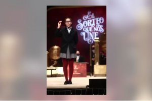Una niña de la residencia de San Ildefonso, cantan uno de los quintos premios de la Lotería de Navidad.