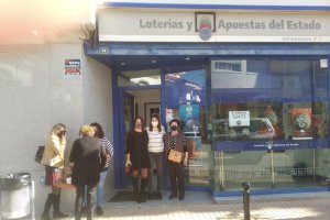 Puerta de la Administración de Loterías de Antas tras conocer el premio dado.