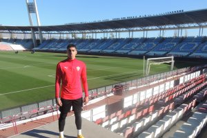 El futbolista portugués con LA VOZ desde el Fondo Sur del Estadio.
