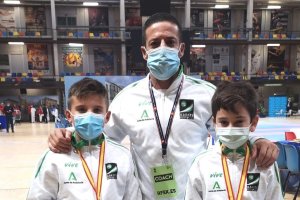 Saúl y Adrián, con Cayetano García.