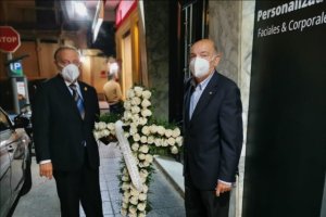 Dos señores del fútbol: Ricardo Martínez y Luis Guillén, antes de la misa.