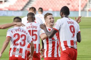 Iván Balliu celebra con Umar Sadiq el gol que hizo el delantero nigeriano al Málaga en el Mediterráneo.