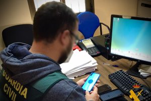 La actuación de la Guardia Civil ha propiciado la detención del joven y la recuperación de los objetos sustraídos.