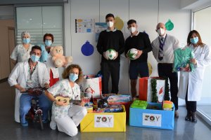 Varias decenas de juguetes fueron entregadas a los niños del Materno-Infantil de Torrecárdenas.