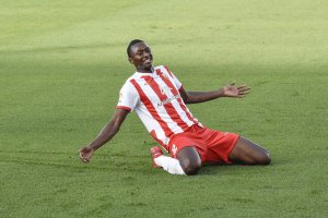 El delantero del equipo rojiblanco de Gomes celebra su gol al Málaga en el Estadio Mediterráneo.
