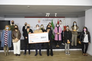 Acto de la entrega de las tarjetas regalo.