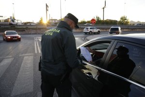 Un agente de la Guardia Civil comprueba el salvoconducto de un ciudadano.