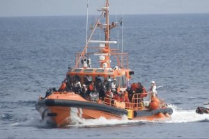 Llegada de una patera al Puerto de Almería (@Héroesdelmar)