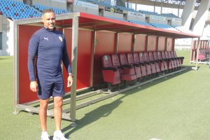 José Gomes en la banda del Estadio de los Juegos Mediterráneos.