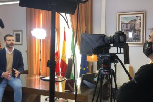 Ramón Fernández-Pacheco, durante la grabación de su mensaje.