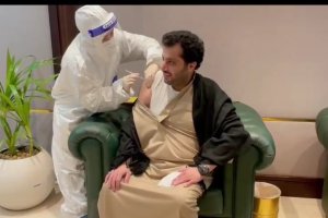 Momento en el que Turki Al-Sheikh es vacunado contra el Covid-19.