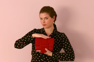 Elena Morales con uno de sus diseños.