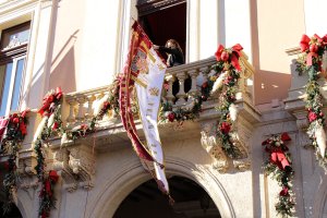 La teniente de alcalde, María Vázquez, tremoló el Pendón de Armas.