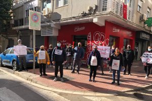 Trabajadores de Francisco Hernández se manifiestan en la puerta de una de las cafeterías.