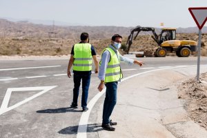 Diputación mejora la seguridad vial en los caminos a las canteras en Macael.
