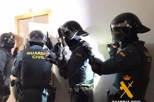 Operación Hornoplant en un bloque de Roquetas.