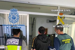 El varón es detenido por la POlicía Nacional y Guardia Civil en una operación conjunta.