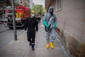 Militares de la UME preparados para la desinfección de una residencia en L\'Hospitalet de Llobregat, Barcelona, en abril.