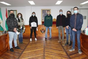 Entrega de cheques a jóvenes Erasmus de Pulpí en el ayuntamiento.