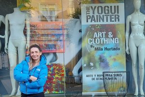 Mila Hurtado junto al escaparate de Drop Corner en la Plaza Marqués de Heredia.