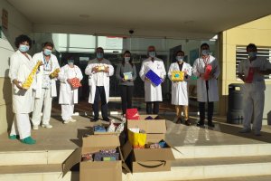 La entrega se ha producido en la puerta del centro hospitalario.