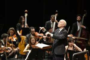 La OCAL, dirigida por Michael Thomas, volverá a ofrecer a los almerienses un inolvidable Concierto de Año Nuevo.