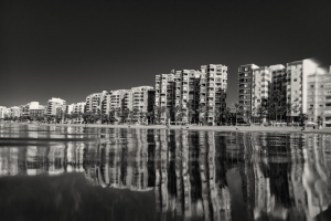 Los edificios del Paseo Marítimo de Almería reflejados sobre la playa. De la serie Entre olas del fotógrafo madrileño.