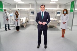 Juanma Moreno, durante su mensaje desde el antiguo Hospital Militar de Sevilla.