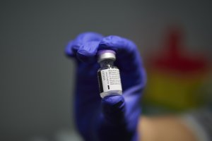 Una trabajadora sanitaria, con material para la vacuna contra la COVID-19 de Pfizer.