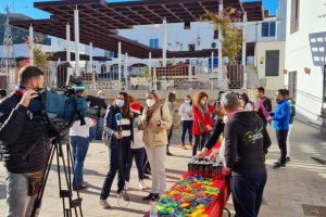 Reporteros de la cadena Telecinco cubriendo la celebración del Año Nuevo en Mojácar.