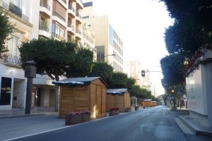 Paseo de Almería con las casetas del mercadillo navideño