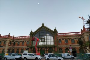Fachada de la estación de ferrocarril histórica de la ciudad