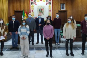 El equipo de gobierno durante la entrega de las subvenciones.