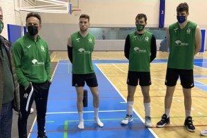 Antonio Rodríguez hablando con la plantilla de Unicaja Costa de Almería.