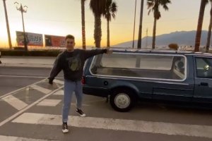 El actor navarro de La Casa de Papel muestra La Funebreta.