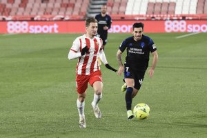 Iván Balliu con Gaspar en el Almería-Ponferradina.
