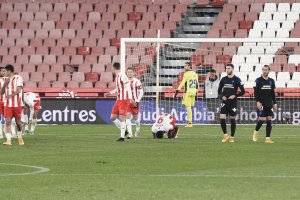 Curiosa imagen del goleador de rodillas agradeciendo a Dios la tres goles que le hizo a la Ponferradina.