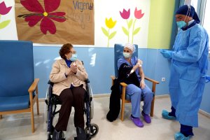 La vacuna llega a la residencia Virgen del Rosario de Roquetas.