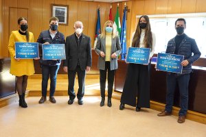 Ganadores del Concurso de Escaparates de Navidad recibiendo sus premios.