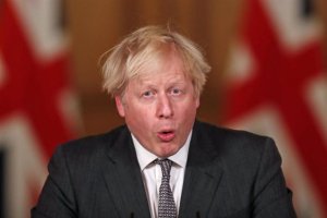 El primer ministro británico decreta el confinamiento.