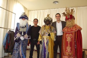 Paco Cañizares junto a SSMM los Reyes Magos de Oriente y el concejal, Juan José Alonso, en ediciones anteriores.