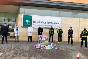 Entrega de los juguetes a los responsables del hospital.