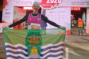 Jonathan Aguilera desplegando la bandera de El Ejido en la meta de Vallecas.