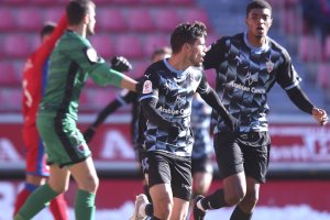 Lucas Robertone celebrando con Ivanildo Fernandes el 1-2 del Almería.
