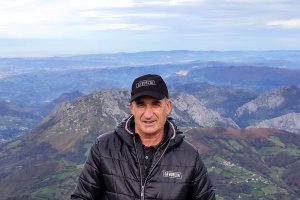 Juan Martínez Oliver ante el Angliru, en Asturias.