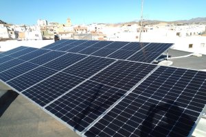 Placas solares instaladas en la azotea del IES Alyanub.