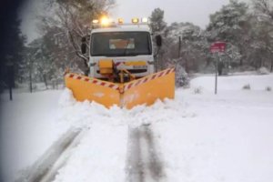 Trabajos de vialidad invernal en la red viaria forestal.